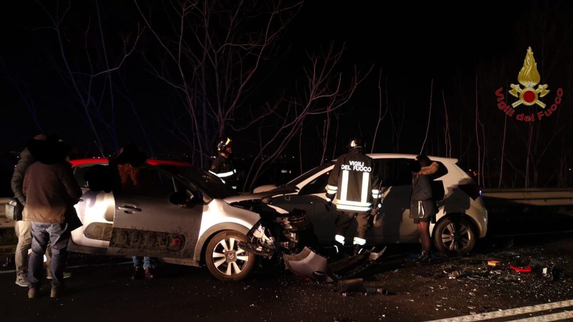 Incidente tra tre auto sulla ss700, un morto