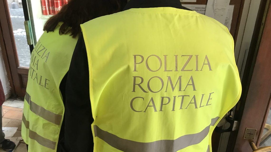 Preparazione abusiva di cibo per asporto all’interno di un chiosco adibito a vendita di abbigliamento, interviene la Polizia Locale