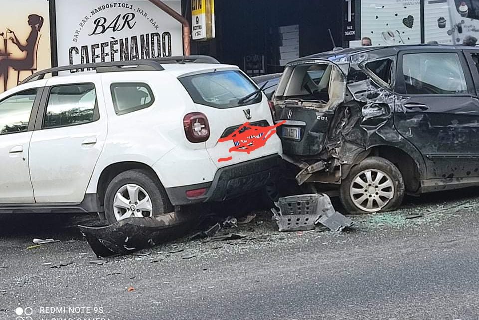 Travolge auto parcheggiate e scappa, ad Albano è caccia al furgone pirata