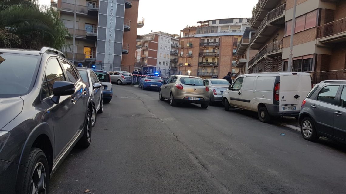 Inseguimento con spari a Roma, uomo tentabdi investire poliziotto che spara e lo ferisce Inseguimento con spari a Roma, uomo tentabdi investire poliziotto che spara e lo ferisce