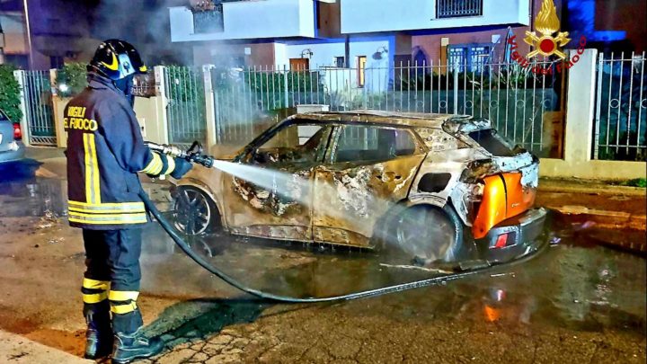 Auto in fiamme a Latina, intervengono i vigili del fuoco