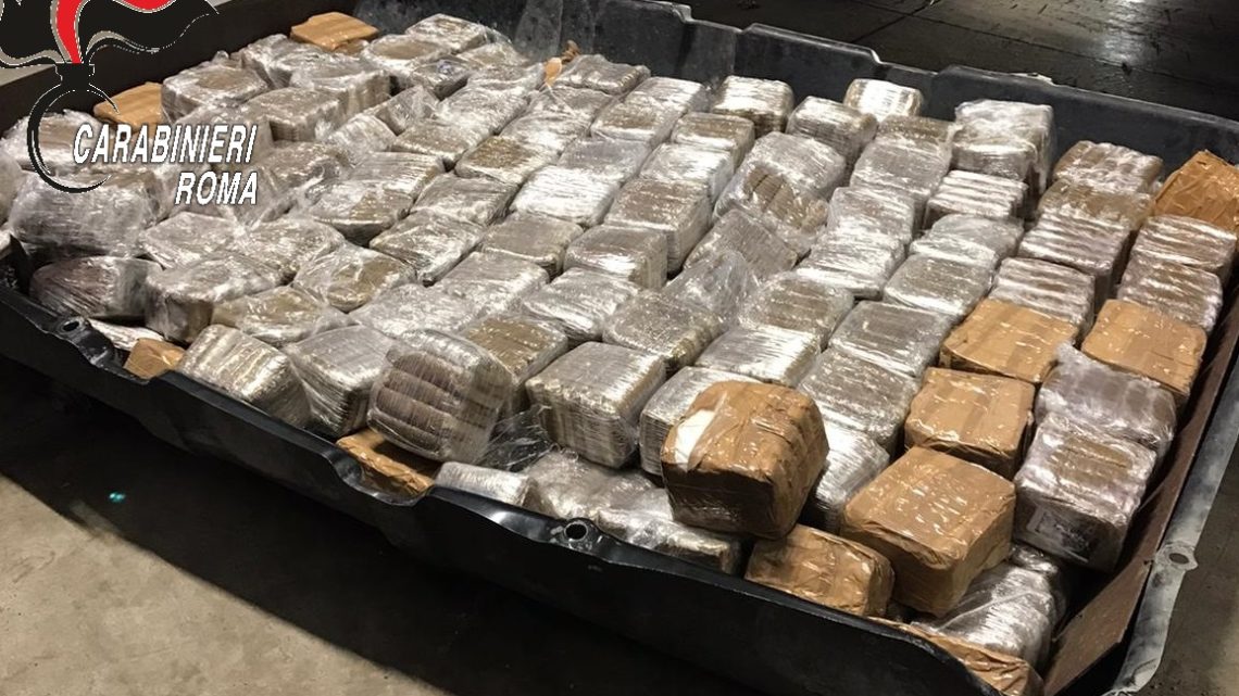 Trasportava 100 chili di hashish nascosti nel doppio fondo dell’auto, arrestato 32enne