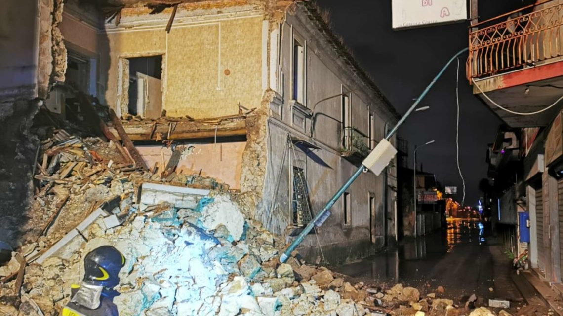 Crolla palazzina, paura ad Aversa