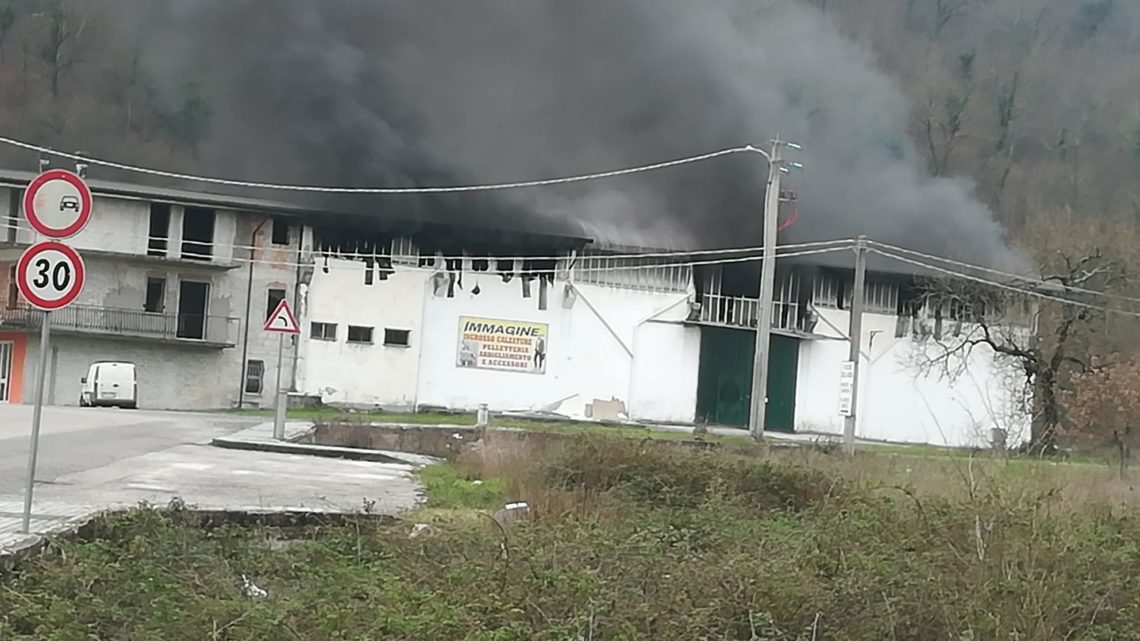 Capannone in fiamme a San Giorgio a Liri, aria irrespirabile