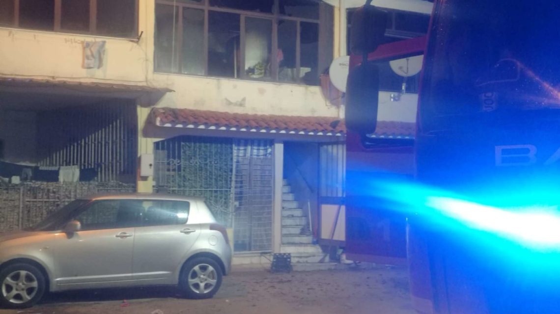 Incendio all’ultimo piano di una palazzina a Castel Volturno, un morto