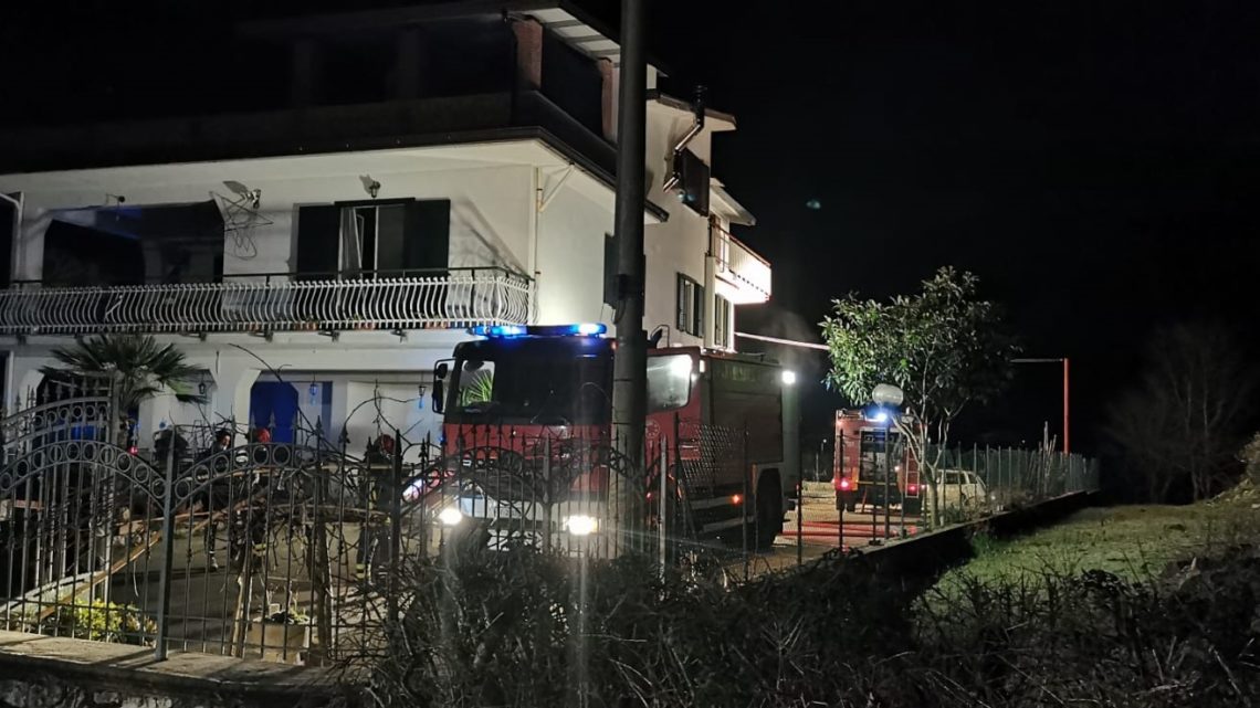 Notte di fuoco a Vallemaio, incendio nella rimessa agricola