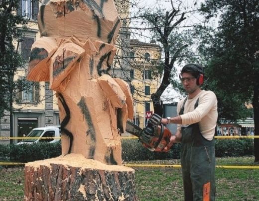 Un tronco diventa fiore in piazza Re di Roma per ricordare Pamela Mastropietro