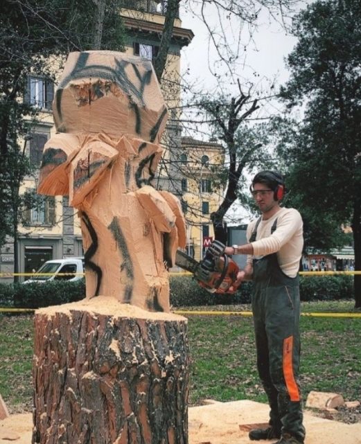Un tronco diventa fiore in piazza Re di Roma per ricordare Pamela Mastropietro Un tronco diventa fiore in piazza Re di Roma per ricordare Pamela Mastropietro