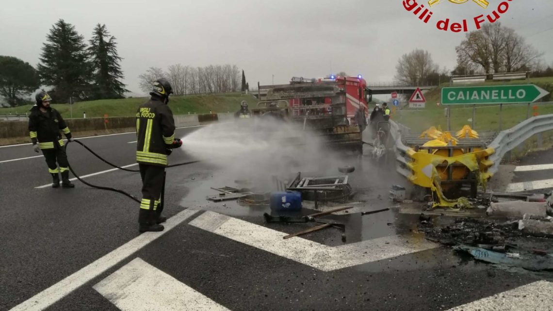 Furgone in fiamme sull’A1 a Caianello, intervengono i vigili del fuoco