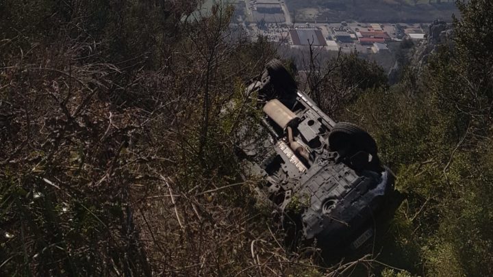 Auto fuori strada su Montecassino, automobilista incastrato