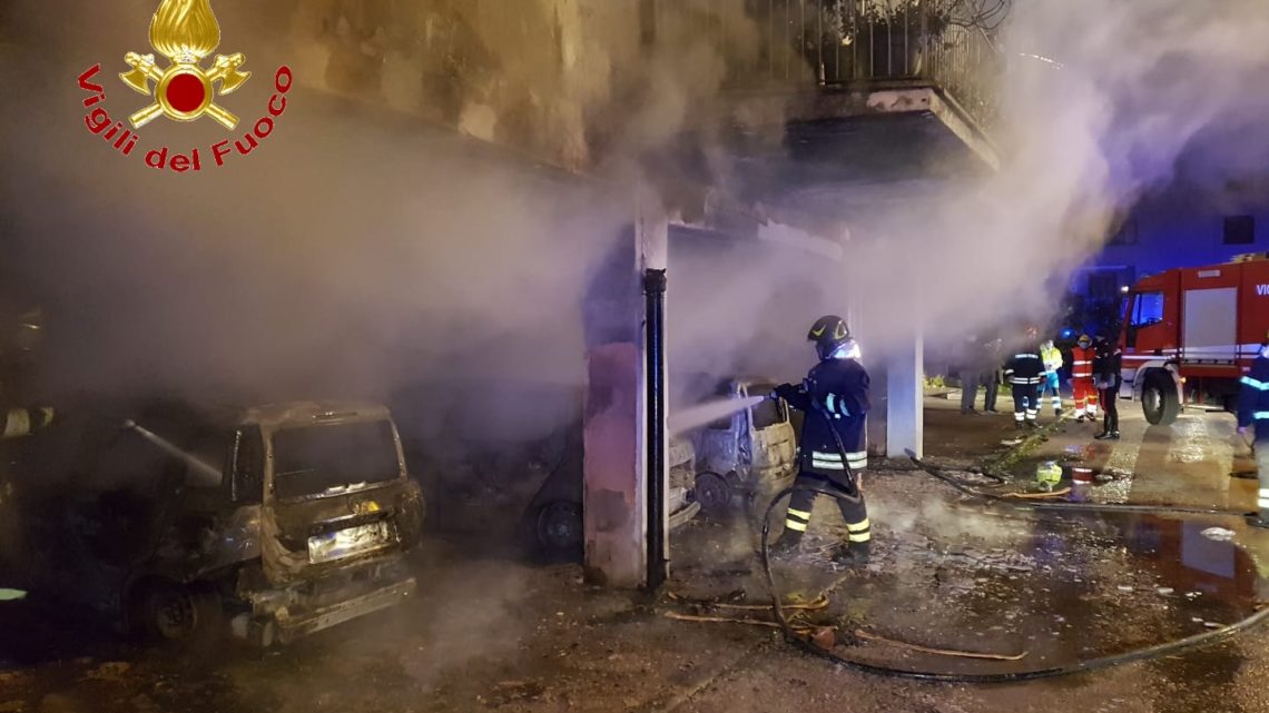 Otto auto in fiamme all’interno di un parco a Capua. Incendio in appartamento ad Aversa