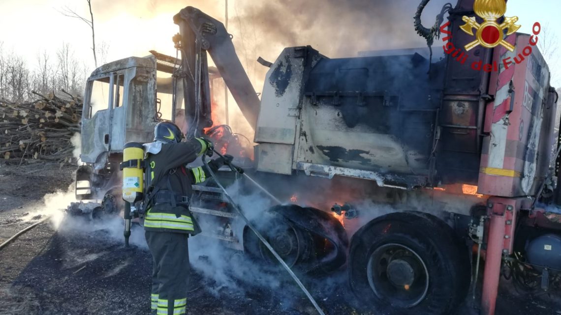 Cippatrice in fiamme a Civitanova del Sannio, intervengono i vigili del fuoco