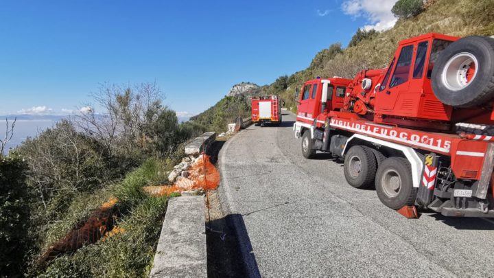 Chiusa per incendio la ss 156 dei Monti Lepini a Sezze