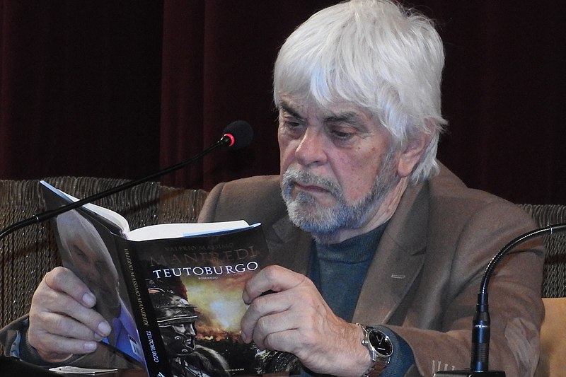 Valerio Massimo Manfredi e una donna intossicati da monossido, lo scrittore è in gravi condizioni Valerio Massimo Manfredi e una donna intossicati da monossido, lo scrittore è in gravi condizioni