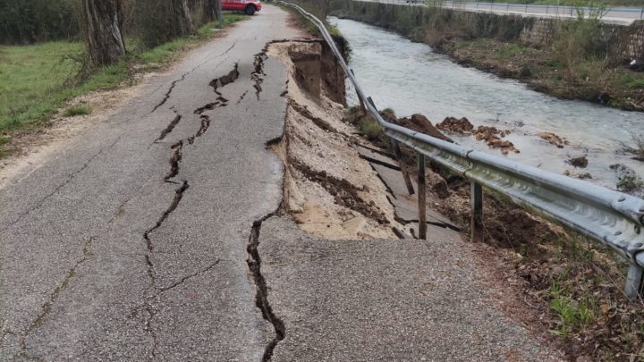 Cassino – Cede tratto di 20 metri di pista ciclabile e finisce nel Rapido
