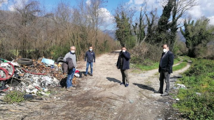 Cassino – Rifiuti lungo il fiume Rapido, sopralluogo dell’amministrazione comunale per lo smaltimento