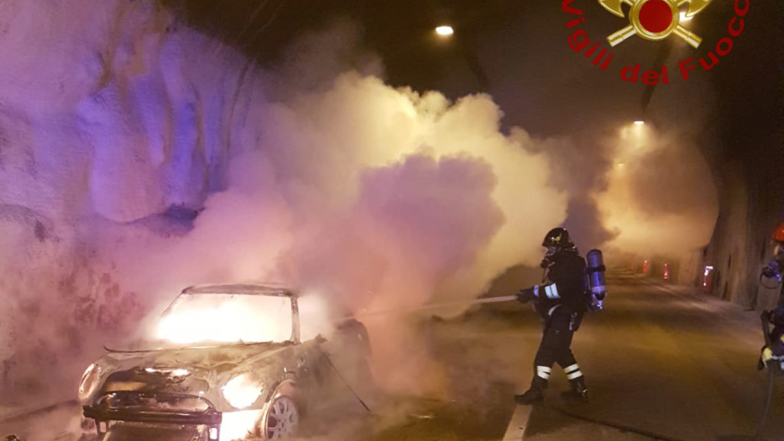 Auto in fiamme nella galleria Nunziata Lunga, intervengono i Vigili del Fuoco Auto in fiamme nella galleria Nunziata Lunga, intervengono i Vigili del Fuoco