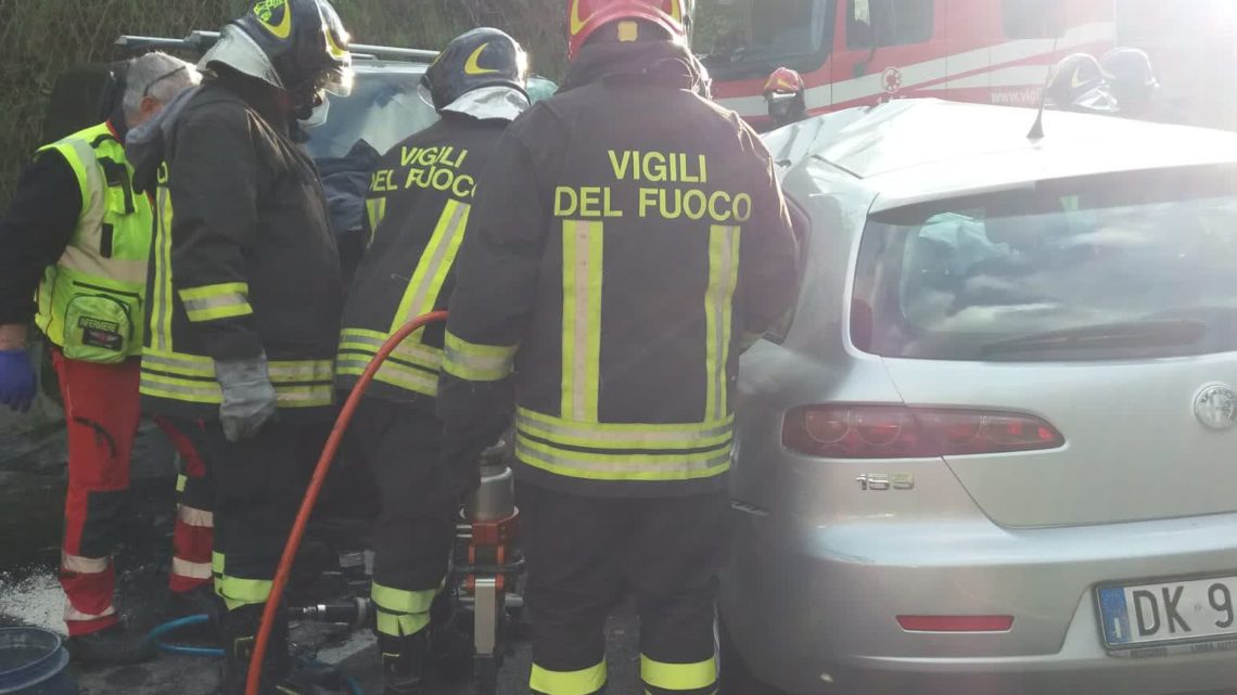 Scontro frontale tra due auto a Paliano, un morto e un ferito grave