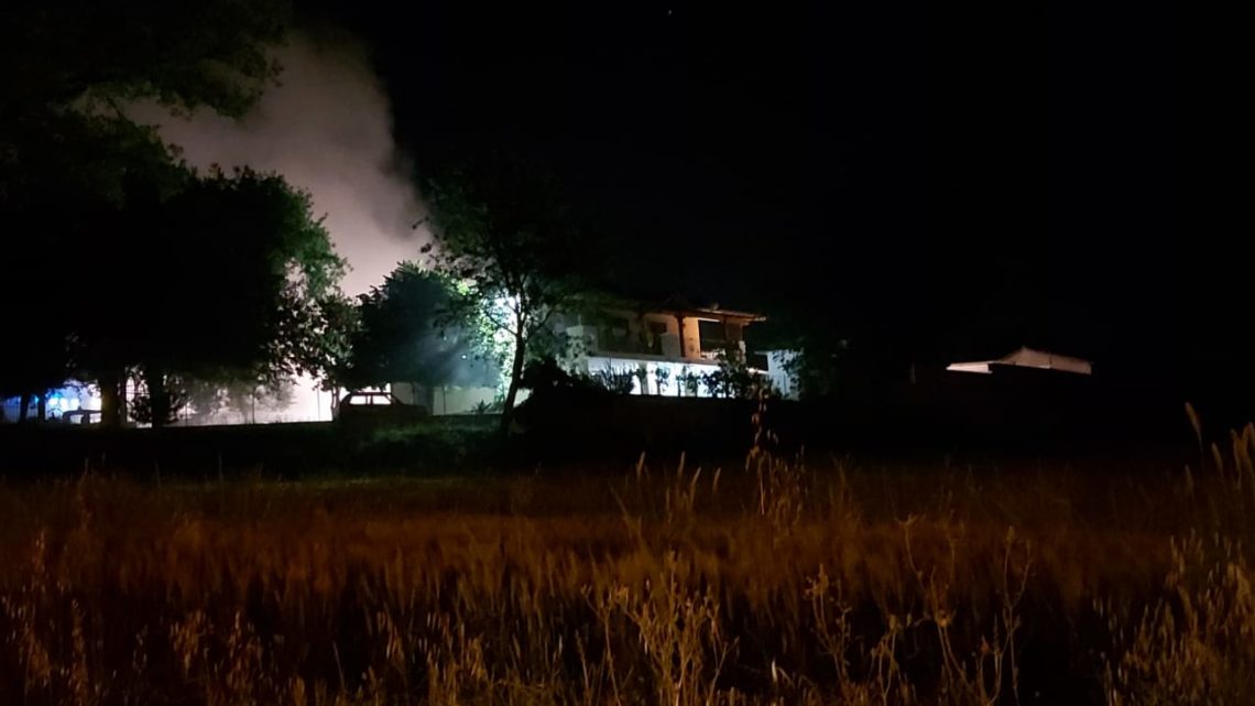 Incendio fienile a Cassino, vigili del fuoco al lavoro