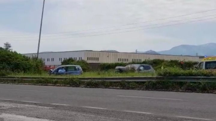 Frosinone: auto imbocca contromano strada zona industriale, muore 38 enne