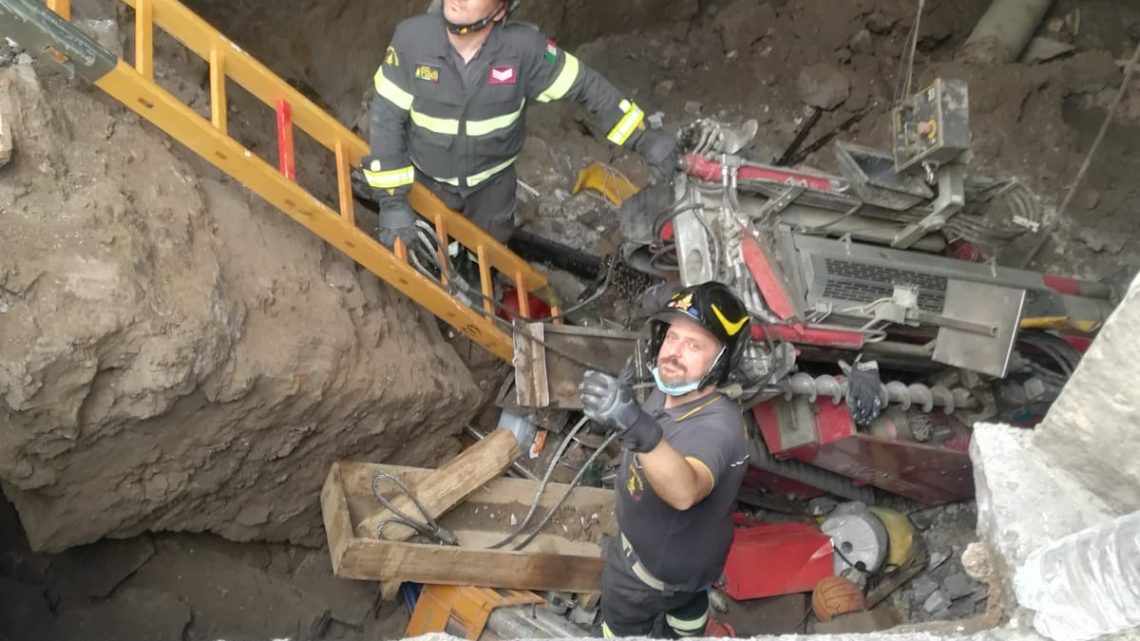 Santa Maria Capua Vetere – Risucchiato con l’auto nella voragine, soccorso dai vigili del fuoco
