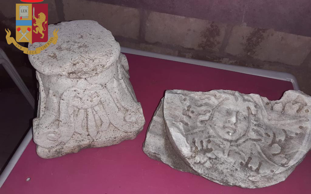 Roma – Reperti storici sequestrati grazie alla segnalazione di un archeologo, tre denunciati Roma – Reperti storici sequestrati grazie alla segnalazione di un archeologo, tre denunciati
