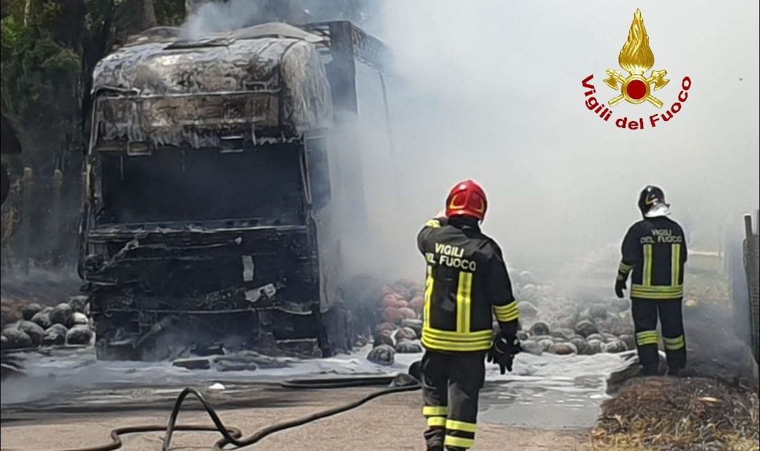 Latina – Mezzo pesante che trasporta cocomeri si incendia via Valmontorio