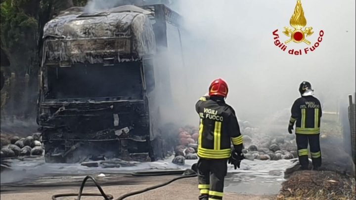 Latina – Mezzo pesante che trasporta cocomeri si incendia via Valmontorio