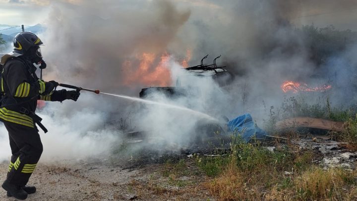 Auto in fiamme a Monteroduni, intervengono i vigili del fuoco