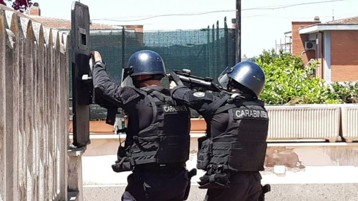 Senza motivo spara e uccide a due fratellini di 5 e 10 anni e ad un 84enne, poi si suicida in casa