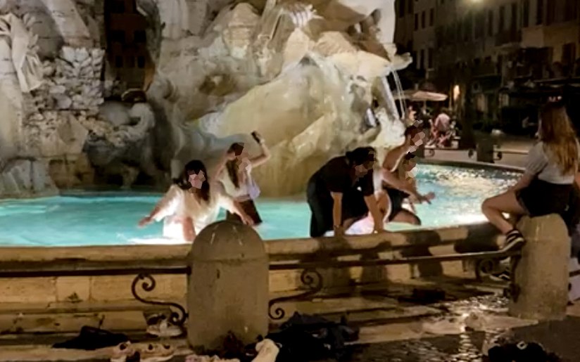 Roma – Gruppo di ragazzi nella fontana dei Quattro Fiumi a Piazza Navona, fermati dalla polizia locale