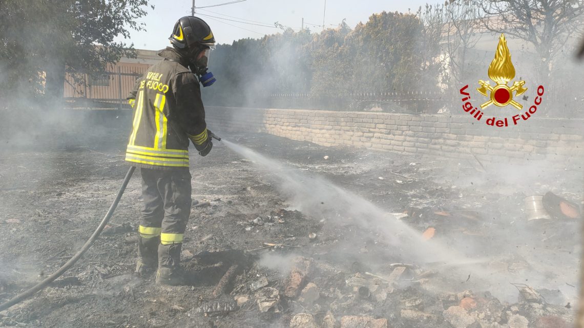 Villa Literno – Vasto incendio sterpaglie miste a rifiuti, intervengono i vigili del fuoco di Aversa e Marcianise