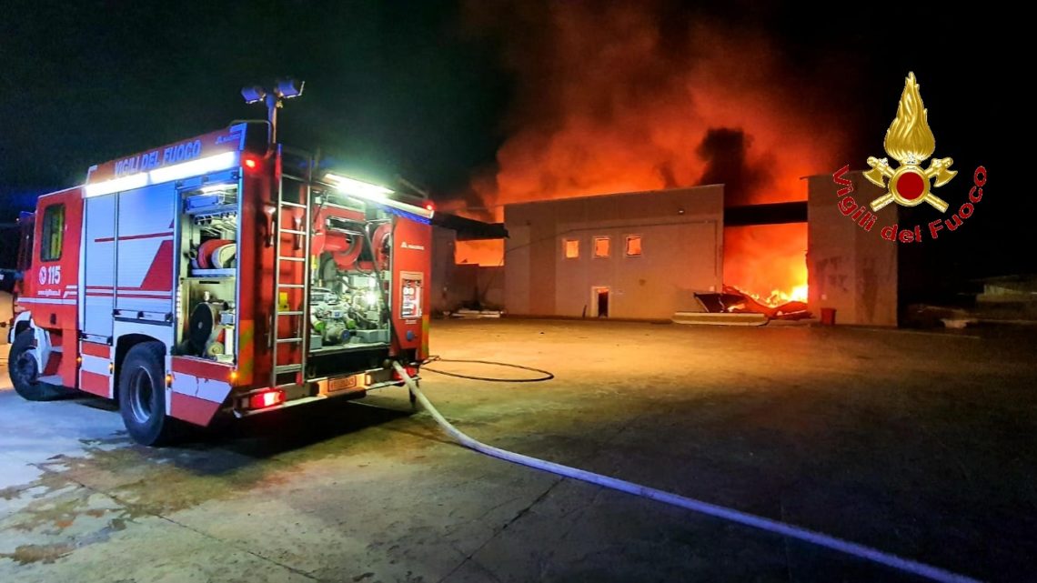 Pontelatone – Incendio in azienda di stoccaggio e riciclaggio di rifiuti di plastica
