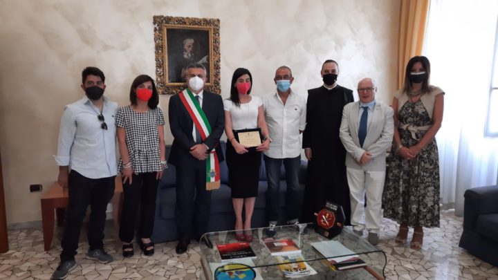 Cassino – La dottoressa Pontone riceve una targa in Comune
