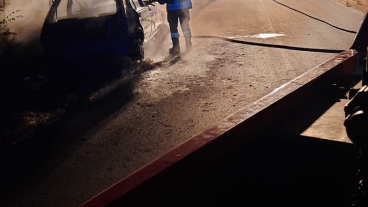 Cassino – Auto avvolta dalle fiamme, intervengono i vigili del fuoco