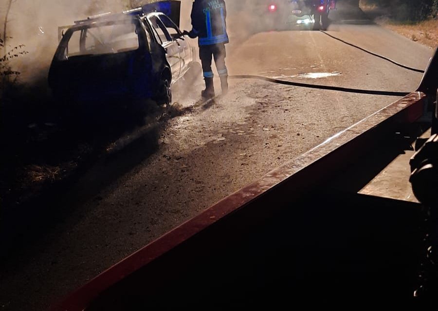 Cassino – Auto avvolta dalle fiamme, intervengono i vigili del fuoco