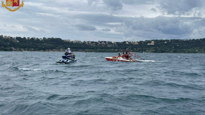 Castel Gandolfo. 3 ragazzi ed 1 ragazza con windsurf e pedalò nelle acque del lago sorpresi dal vento e trasportati al largo, vengono soccorsi da personale della Polizia di Stato a bordo di moto d’acqua
