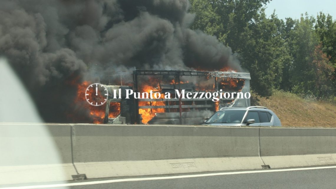 Tir in fiamme in autostrada, attenzione sull’A1