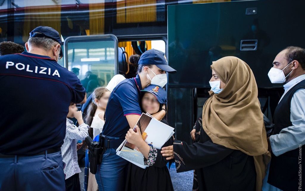 La Polizia di Stato a Fiumicino insieme  ai tanti bambini costretti a lasciare l’Afghanistan