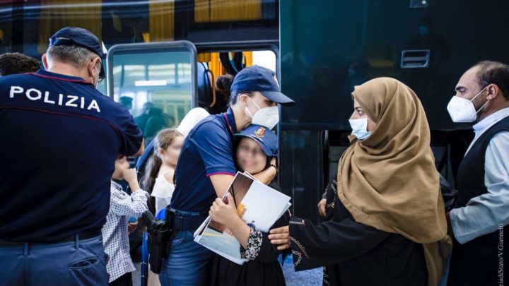 La Polizia di Stato a Fiumicino insieme  ai tanti bambini costretti a lasciare l’Afghanistan