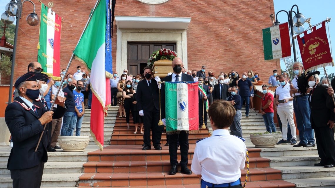 Cassino – L’ultimo saluto al cavaliere Giovanni Vizzaccaro, presidente dell’Anvcg di Frosinone Cassino – L’ultimo saluto al cavaliere Giovanni Vizzaccaro, presidente dell’Anvcg di Frosinone