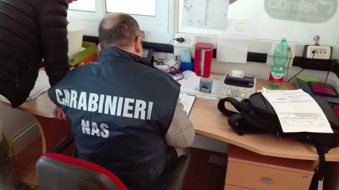 Centocinquanta euro per una falsa esenzione dall’obbligo vaccinale Covid, arrestato avvocato e sospeso medico a Latina