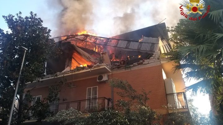 Esplosione in appartamento a Roma, tre feriti e si cercano dispersi