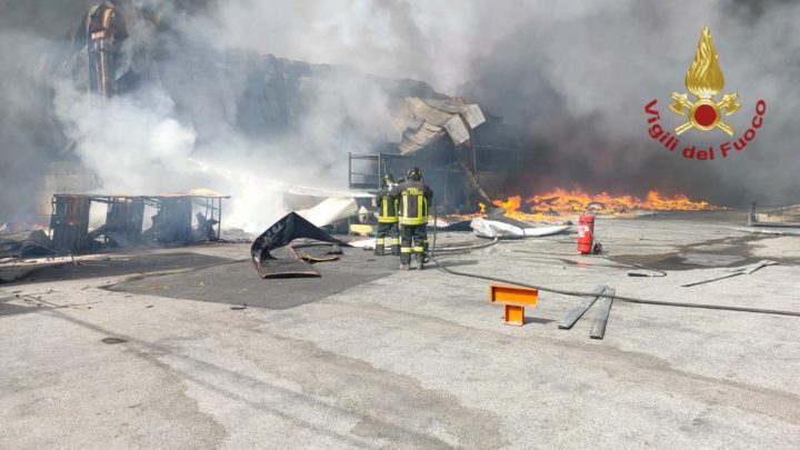 Vasto incendio in capannone aziendale tra Teverola e Carinaro