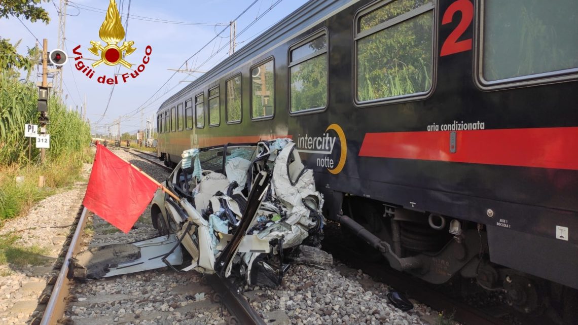 Caserta – Scontro tra 500 e intercity al passaggio a livello, circolazione ferroviaria sospesa