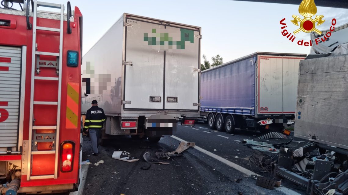 Capua – Incidente stradale tra tir in autostrada Capua – Incidente stradale tra tir in autostrada