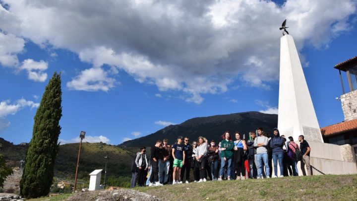 Piedimonte San Germano – Il sindaco Ferdinando accoglie i ragazzi polacchi in visita al Monumento XI reggimento Corazzato “Bambini di Leopoli”