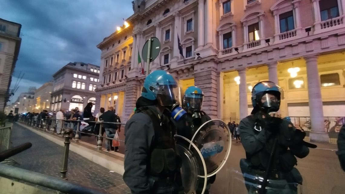Dodici fermi per il corteo no green pass a Roma, tra arrestati i vertici di Forza Nuova