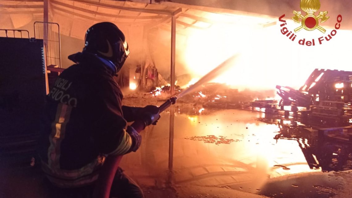 Anagni – Capannone industriale in fiamme, incendio domato dai vigili del fuoco