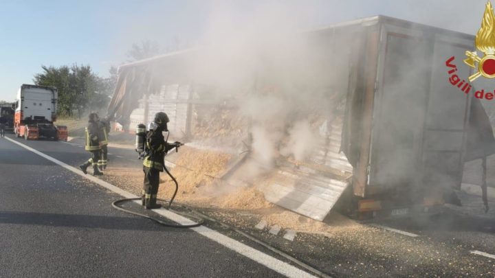 Camion in fiamme sull’A1 tra Pontecorvo e Ceprano, tre ore di lavoro per i pompieri